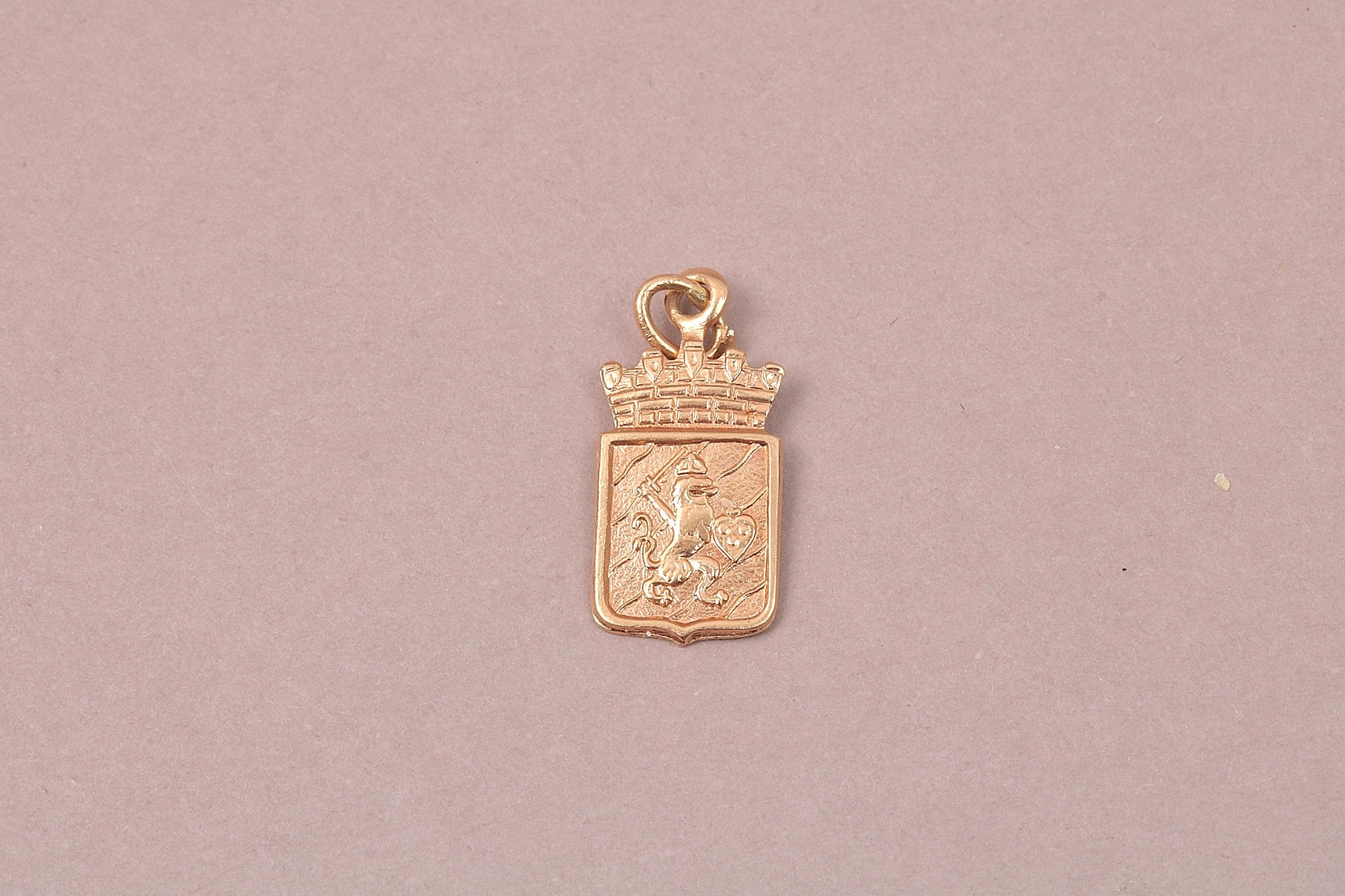 HÄNGE LEJON PÅ SKÖLD, SYMBOL FÖR GÖTEBORGS STAD, L 1,8 CM