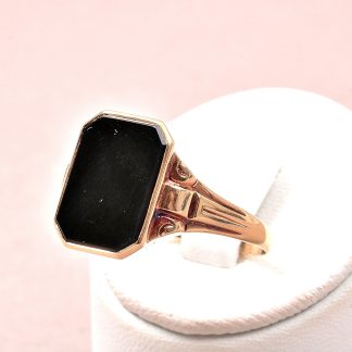 RING MED SVART ONYX, GRAVYR, 20,25 MM, TILLV. 1944. TOTALVIKT