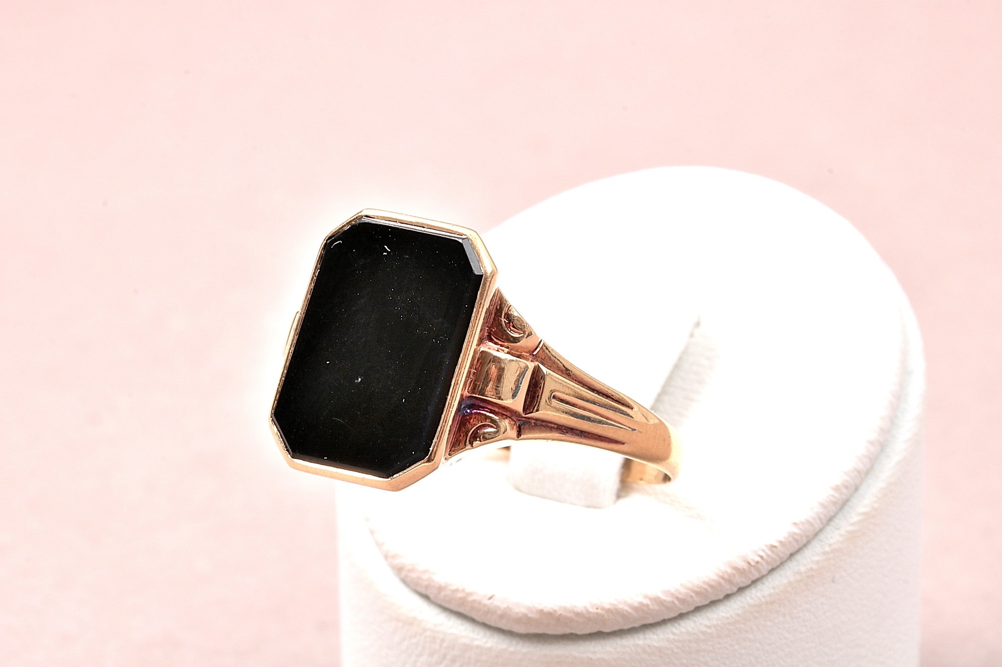 RING MED SVART ONYX, GRAVYR, 20,25 MM, TILLV. 1944. TOTALVIKT