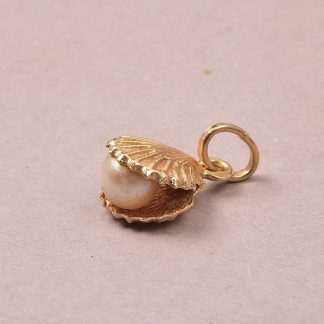 HÄNGE MED PÄRLA, L 1,9 CM. SVENSKTILLVERKAD