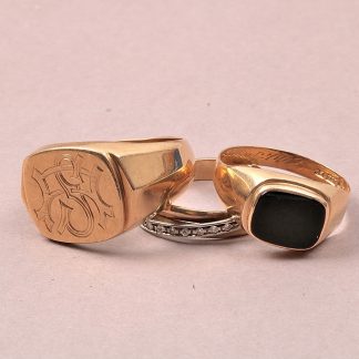 DEFEKTA SMYCKEN 3 RINGAR 1 MED ONYX. TOTALVIKT
