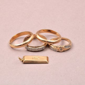 DEFEKTA SMYCKEN 4 RINGAR 2 MED DIAMANTER HÄNGE TACKA. SVENSKTILLVERKADE