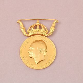 MEDALJ MED GRAVYR FÖR NIT & REDLIGHET, MYNT I 23K KRONA I 18K. TOTALVIKT