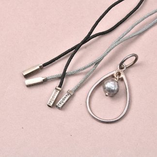 HALSBAND PANDORA MED SVARTA OCH GRÅA TYGBAND, ÄNDAR OCH HÄNGE I SILVER,