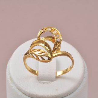 DEFEKT SMYCKE RING MED SYNTETISKA STENAR 19MM. BUCKLIG