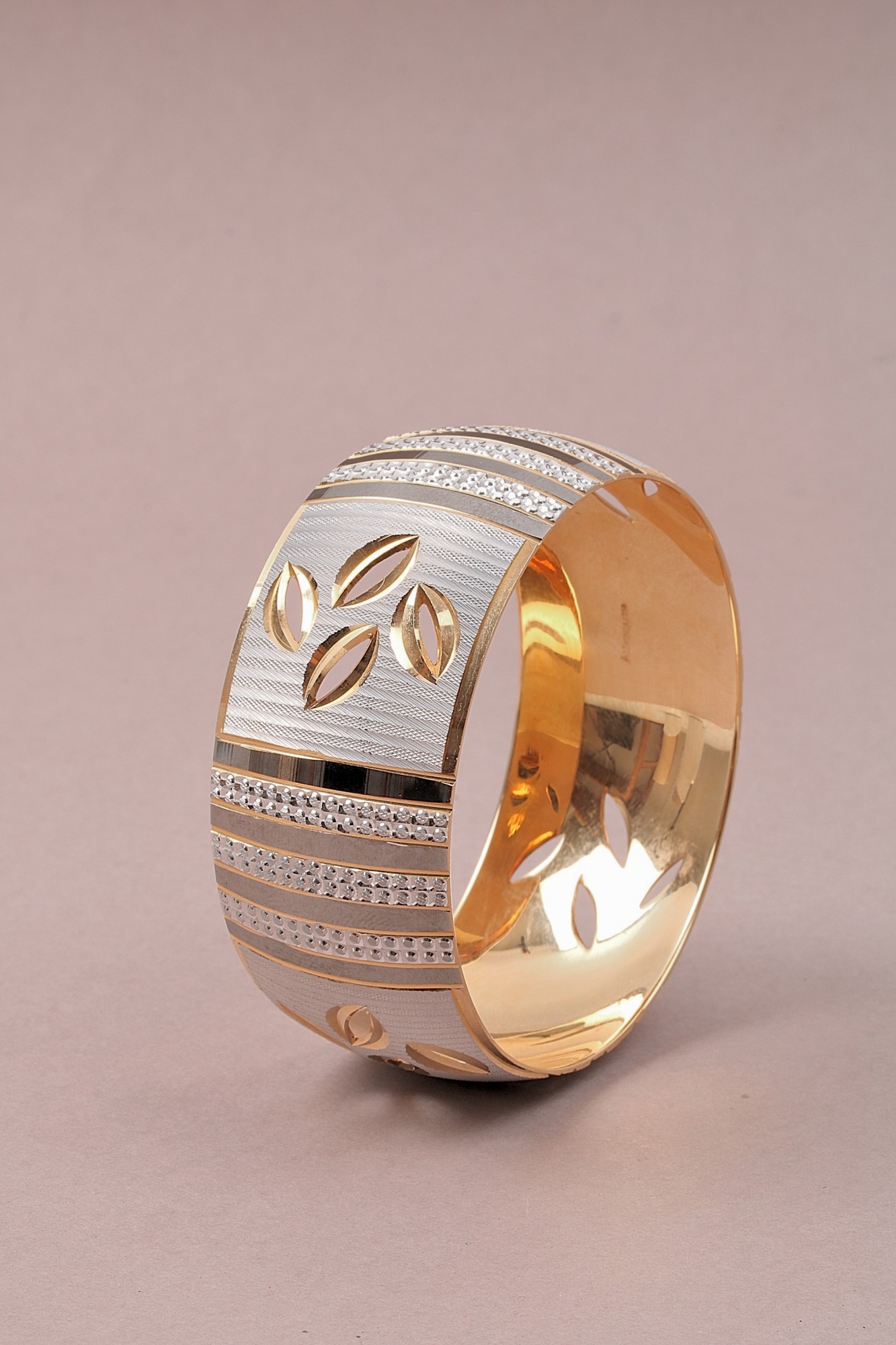ARMRING I 2 FÄRGAT GULD, 6 CM
