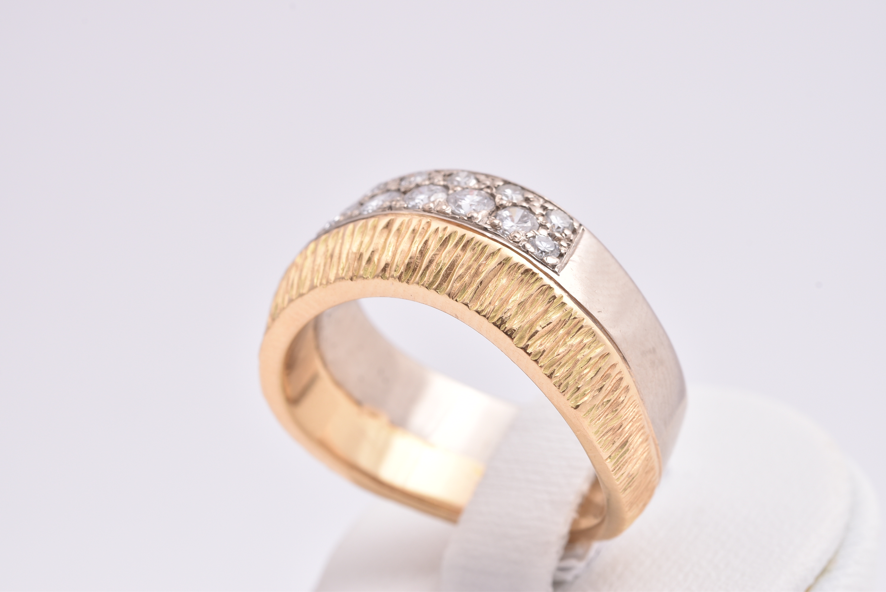 RING M 13 DIAMANTER TOT. CA 0,55-0,60CT, 19,25MM, RÖTT & VITT GULD, BREDD: 9,0-9,4MM, TILLV. EVERT LINDBERG, GÖTEBORG 1999