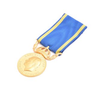 FÖRTJÄNSTMEDALJ CARL XVI GUSTAF (23K I MEDALJEN, 18K I KRONAN) NAMN-GRAVYR PÅ BAKSIDAN, TOTAL VIKT MED RIPSBAND & SÄKERHETSNÅL: 15,4G