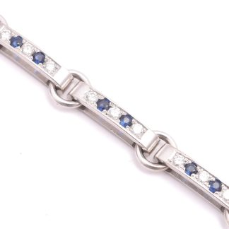 ARMLÄNK VITGULD 19CM, BREDD: 3,7-8,4MM, MED 26 BRILJANT-SLIPADE DIAMANTER TOT. 1,87CT TOP WESSELTON VS / WESSELTON Si & 18 BLÅ SAFIRER TOT. 1,94CT, TILLV. AHRENBECKS JUVELSMIDE, KUNGSBACKA 2011, VÄRDERINGSINTYG 104.000:- AHRENBECK 2011 MEDFÖLJER