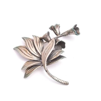 BROSCH SILVER BLOMMA, 5,1CM, TILLV. G KAPLAN, STOCKHOLM 1955 (OBS!! SILVRET HAR OXIDERAT & LÄMNAT EN GRÖN BELÄGGNING)