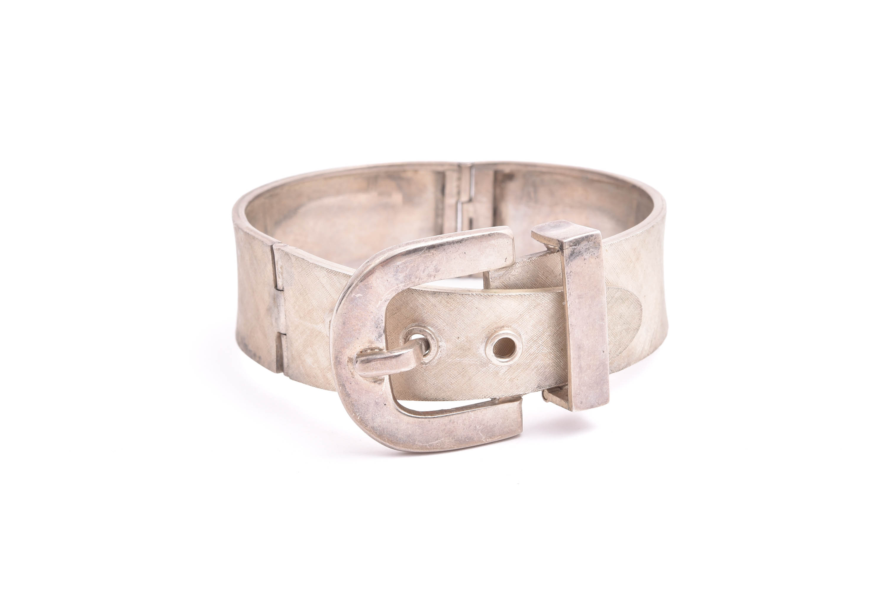 ARMRING SILVER BÄLTE (NGT BUCKLIG) INNER-DIAMETER: 5,6×6,0CM, ÖPPNINGSBAR, TILLV. PERU, SVENSK IMPORT-STÄMPEL