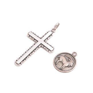 HÄNGE SILVER KORS 4,2CM (SLITAGE PÅ ÖGLAN) SVENSK IMPORT-STÄMPEL, 4,0G + HÄNGE SILVER STENBOCK (ÖGLAN SAKNAS) 1,5G