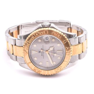 HERRUR ROLEX YACHTMASTER AUTOMATIC 35MM (JUNIOR) 18K & STÅL, MODELL: 168623, TILLV. CA 2000, M CERT 2001 (NGT KORT LÄNK, REPOR, GRAVYR PÅ BAKBOETTEN, REPOR PÅ METALLEN) M EXTRA LÄNKBITAR I ORIG ETUI