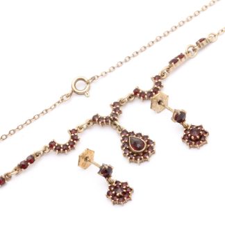 SMYCKEN MED GRANATER I FÖRGYLLD METALL: COLLIER 42CM - PAR ÖRHÄNGEN 15x7MM - TOTALVIKT: 7,8G