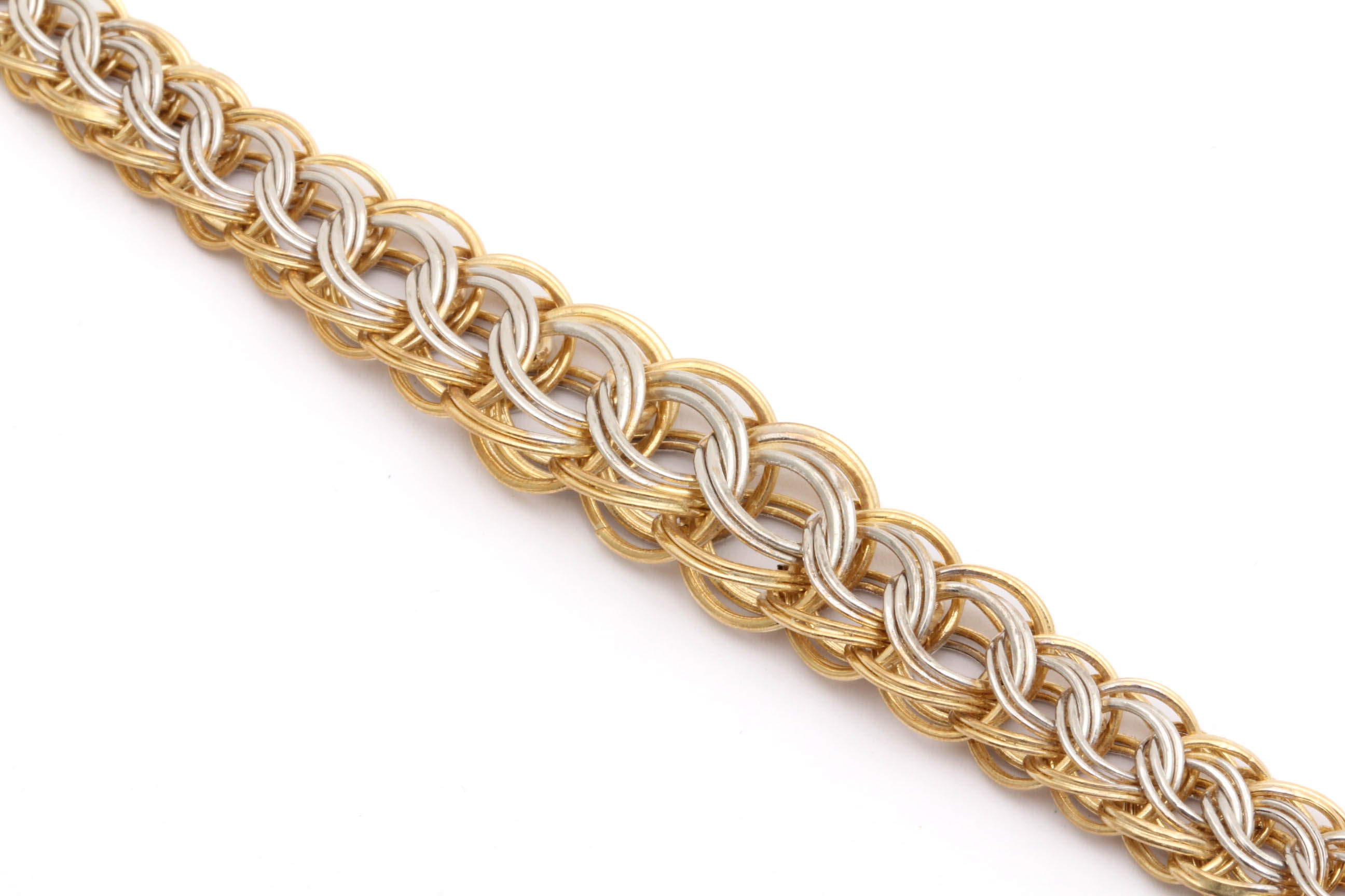 ARMBAND I TVÅ-FÄRGAT GULD, FLÄTAD MODELL MED BERLOCK HJÄRTA, 20,5CM, DOSERAD: 7-12MM, MÅTT PÅ HJÄRTAT: 19x14MM – TILLV. TURKIET