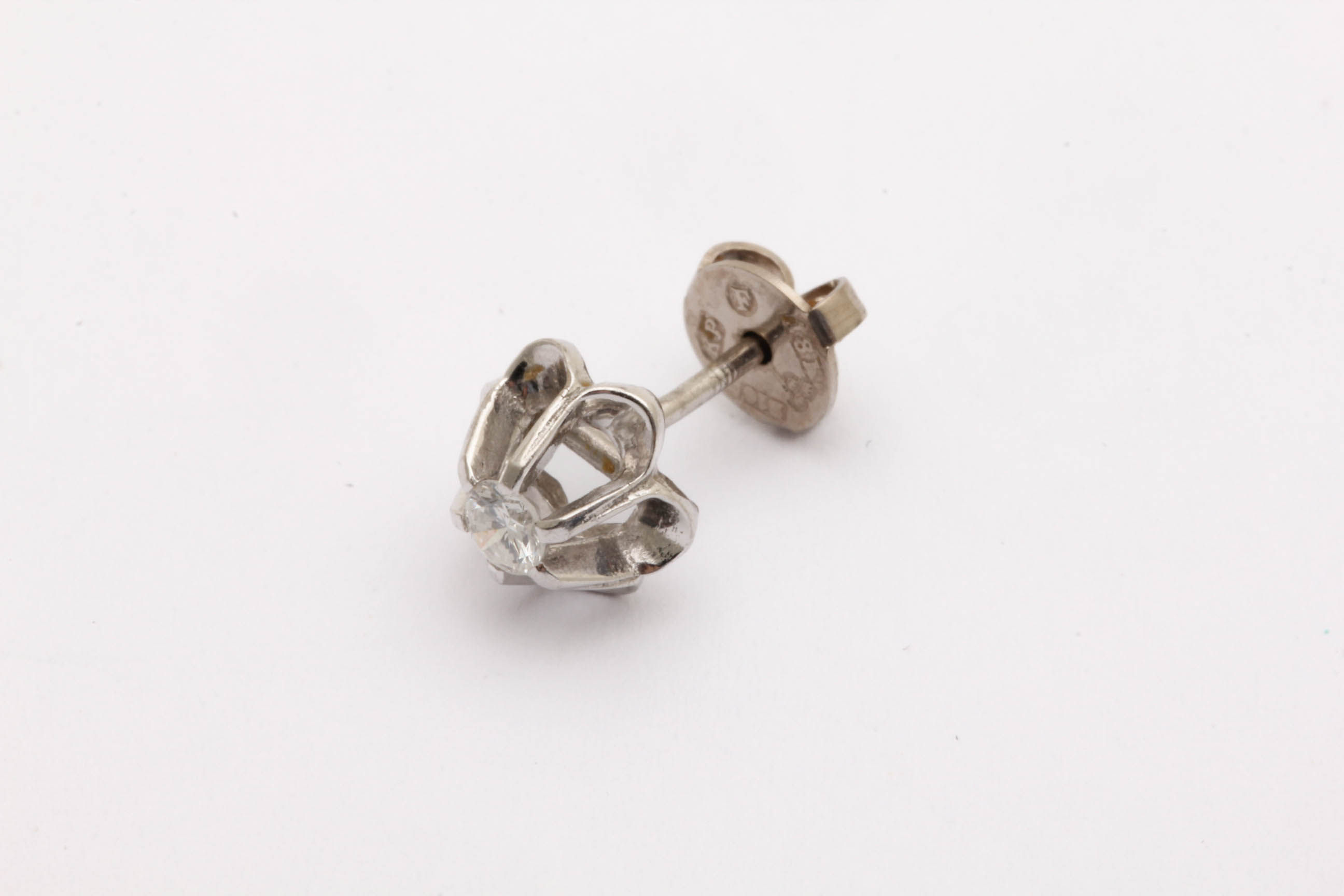 ETT UDDA ÖRHÄNGE I VITGULD MED DIAMANT CA: 0,10CT, 7-8MM – TILLV. SVERIGE