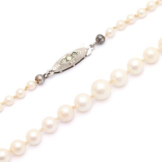 PÄRLCOLLIER MED ODLADE PÄRLOR 57CM, DOSERAD: 3-7MM - LÅS I SILVER MED PRYDNADSSTENAR - OBS! BEHÖVER TRÄS OM - TOTALVIKT: