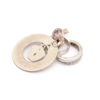 DEFEKTA SMYCKEN MED PRYDNADSSTENAR, GRAVYR, BUCKLOR, REPOR OCH NAGG - 830-925 SILVER TOTALVIKT: