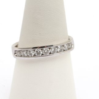 DIAMANTRING I VITGULD MED 9 DIAMANTER, TOT. CA: 0,90CT W SI, ø 20MM - TILLV. GULDFYNDGRUPPEN
