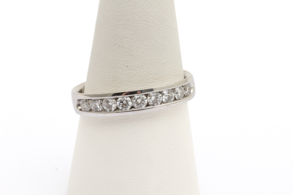 DIAMANTRING I VITGULD MED 9 DIAMANTER, TOT. CA: 0,90CT W SI, ø 20MM – TILLV. GULDFYNDGRUPPEN