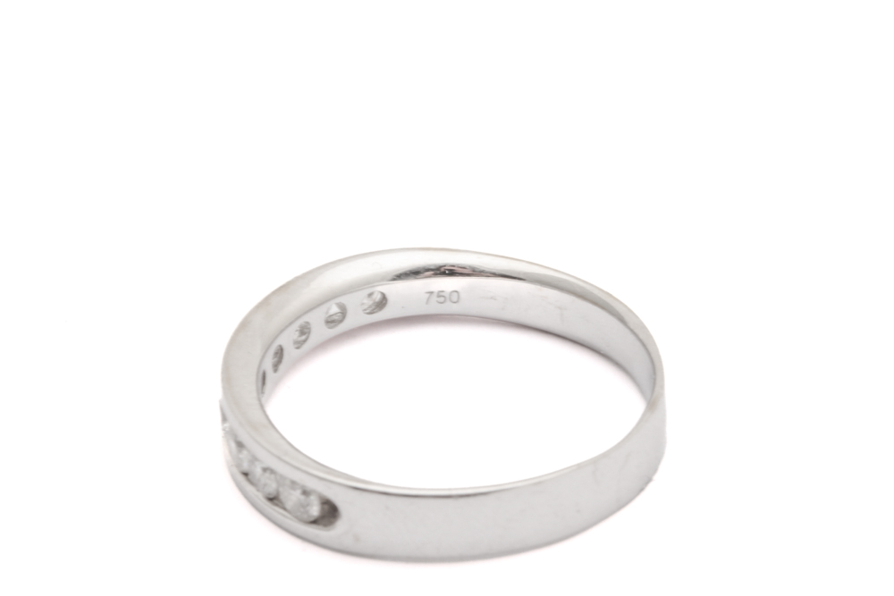 DIAMANTRING I VITGULD MED 9 DIAMANTER, TOT. CA: 0,90CT W SI, ø 20MM – TILLV. GULDFYNDGRUPPEN - Bild 5