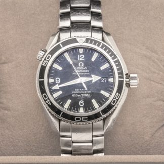 DEFEKT HERRUR OMEGA SEAMASTER PROFESSIONAL, PLANET OCEAN, CO-AXIAL, CHRONOMETRE, ø 42MM, REF:22015000, S/N: 81754930, MED CERTIFIKAT 2024, OBS! NÅGOT KORT LÄNK, REPIG LÄNK, YTLIGA REPOR PÅ RING OCH KLOCKAN, KRONAN GÅR INTE ATT SKRUVA IN, BEHOV UTAV SERVICE