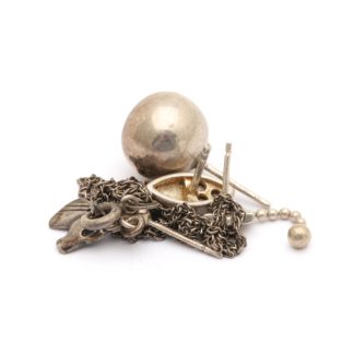 DEFEKTA SILVERSMYCKEN MED PRYDNADSSTENAR, MISSFÄRGNINGAR, OXIDERING, REPOR, BUCKLOR OCH NAGG - 830-925 SILVER - VIKT INKL STENAR: