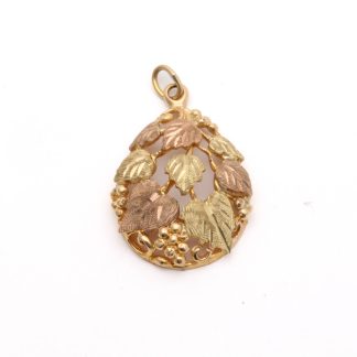HÄNGE MED LÖV I TVÅ-FÄRGAT GULD 29x18MM