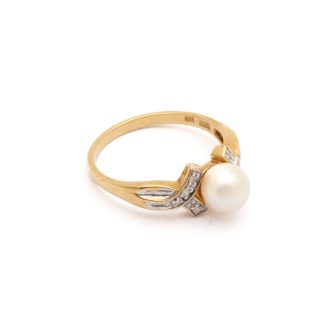 RING MED PÄRLA OCH DIAMANTER TOT. CA: 0,06CT ø 19MM - TILLV. GULDFYNDGRUPPEN - VIKT INKL PÄRLA: