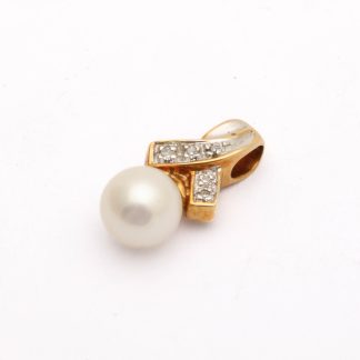 HÄNGE MED PÄRLA OCH DIAMANTER TOT. CA: 0,04CT 18x9MM - TILLV. GULDFYNDGRUPPEN - VIKT INKL PÄRLA: