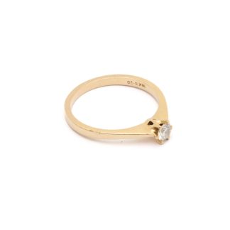 ENSTENSRING MED DIAMANT 0,20CT ENLIGT INSKRIPTION ø 18MM - TILLV. GULDFYNDGRUPPEN