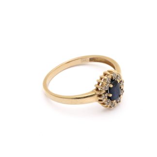 CARMOSÉRING MED SAFIR OCH DIAMANTER TOT. CA: 0,06CT ø 18,75MM - TILLV. GULDFYNDGRUPPEN