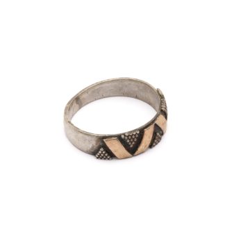 RING SILVER MED GULDFÄRGAT MÖNSTER, STORLEK: ø 18MM - OBS! OXIDERAD