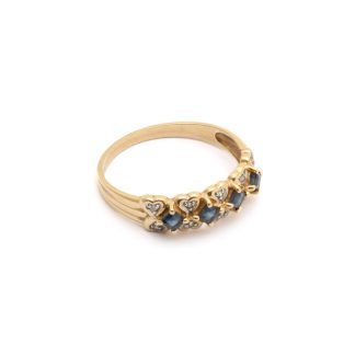 RING MED BLÅ SYNTETISKA STENAR OCH DIAMANTER TOT. CA: 0,05CT ø 19MM