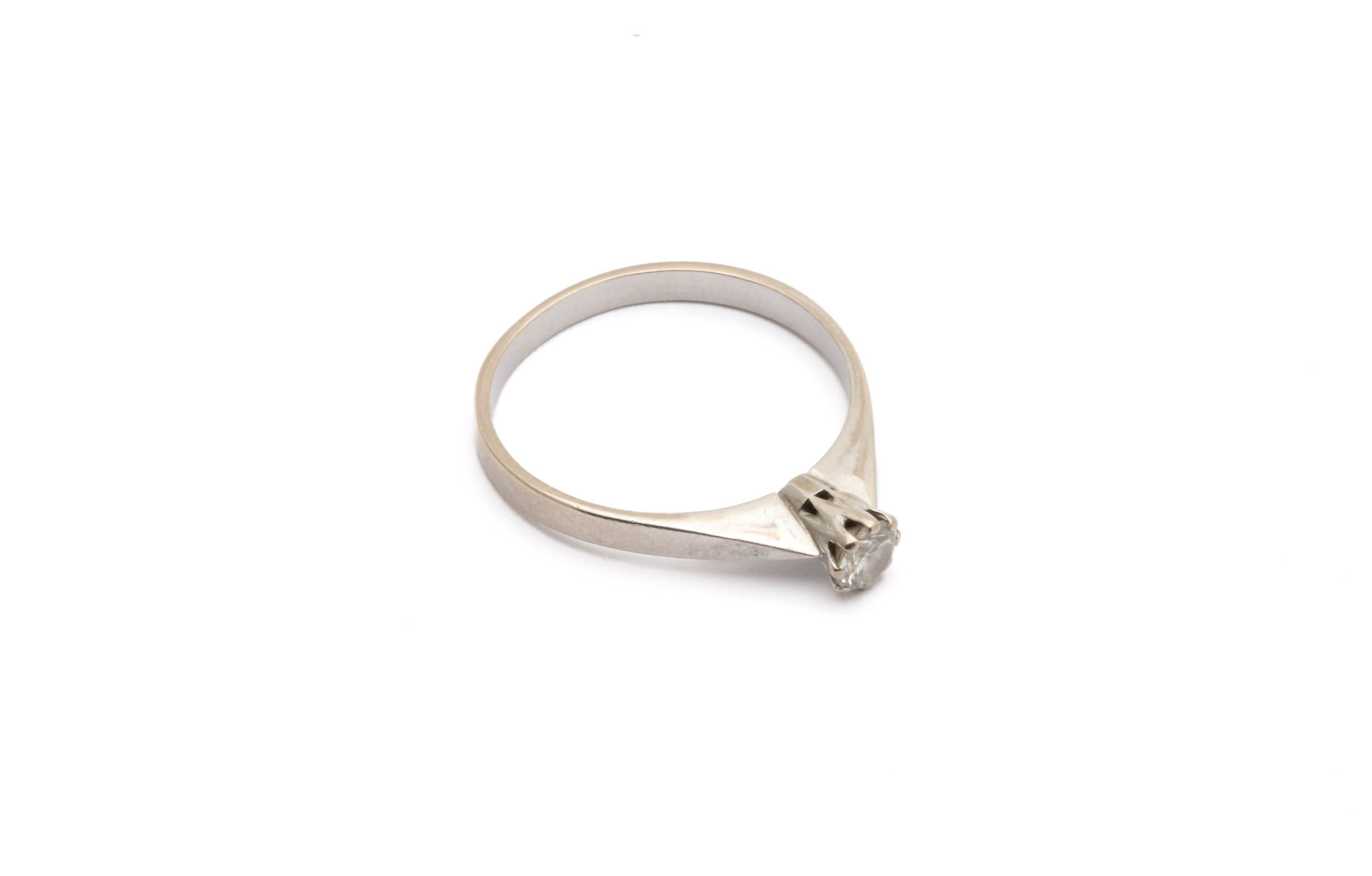 RING VITGULD MED DIAMANT 0,22CT ENLIGT INSKRIPTION ø 17MM - TILLV. SVERIGE
