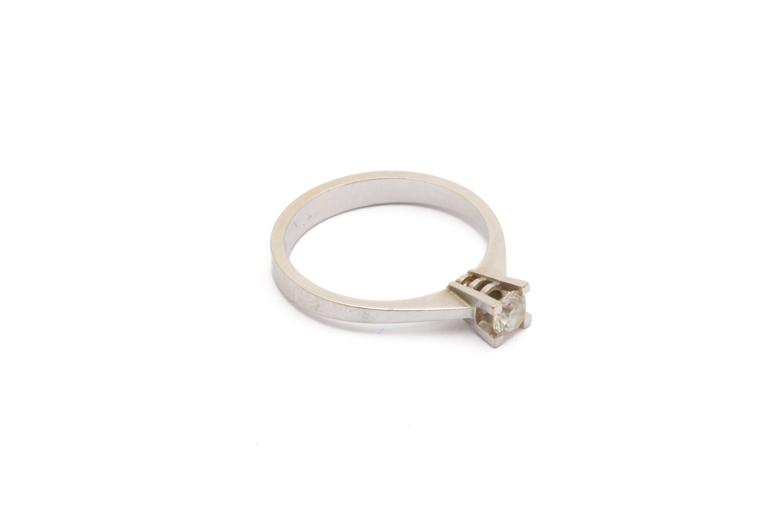 RING VITGULD MED DIAMANT CA: 0,25CT ø 17MM