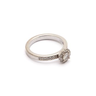 RING VITGULD MED DIAMANTER, TOT. 0,45CT ENLIGT INSKRIPTION, MITTSTEN CA: 0,25CT, ø 15,25MM - TILLV. SCHALINS