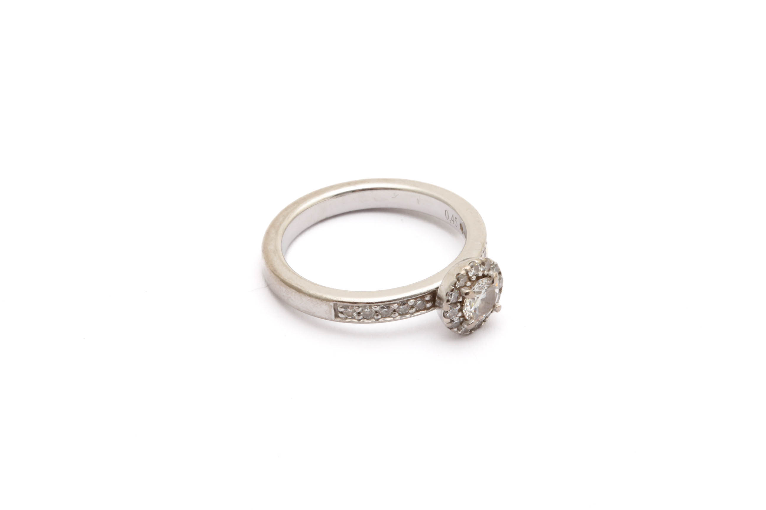 RING VITGULD MED DIAMANTER, TOT. 0,45CT ENLIGT INSKRIPTION, MITTSTEN CA: 0,25CT, ø 15,25MM - TILLV. SCHALINS