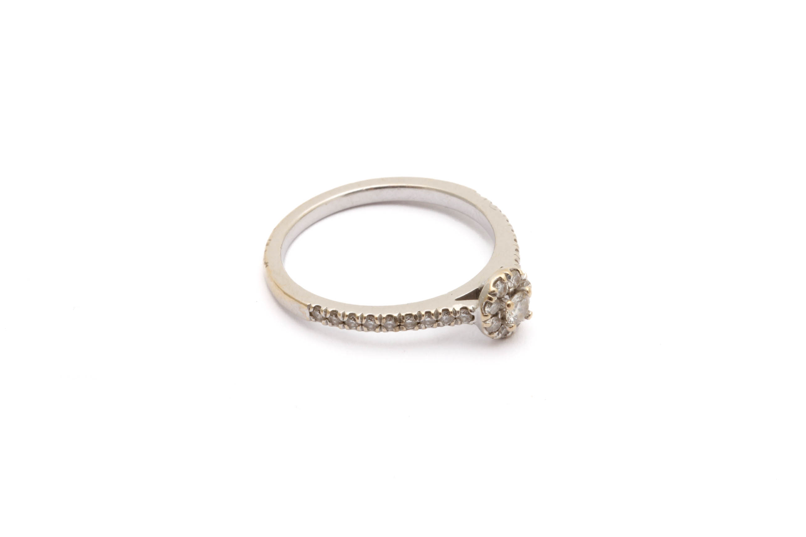 RING VITGULD MED DIAMANTER TOT. CA: 0,30CT ø 17,75MM - BEHÖVER RODIERAS OM