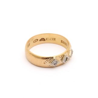 RING MED DIAMANTER TOT. CA: 0,06CT ø 19,5MM - TILLV. SVERIGE, OBS! GRAVYR I SKENAN
