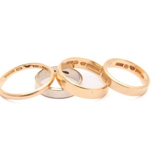 3 SLÄTA RINGAR MED GRAVYRER ø 17,25, 20, 20,5MM - EN SLÄT RING I VITGULD MED GRAVYR ø 16,75MM - TILLV. SVERIGE - TOTALVIKT: