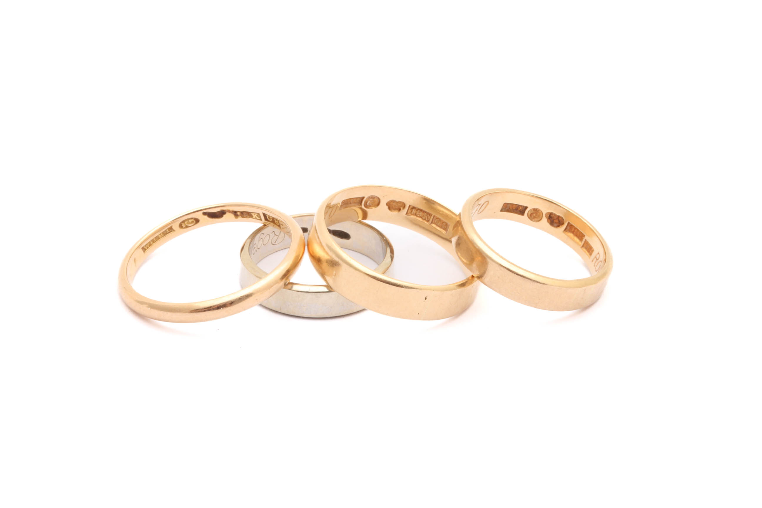 3 SLÄTA RINGAR MED GRAVYRER ø 17,25, 20, 20,5MM – EN SLÄT RING I VITGULD MED GRAVYR ø 16,75MM – TILLV. SVERIGE – TOTALVIKT: