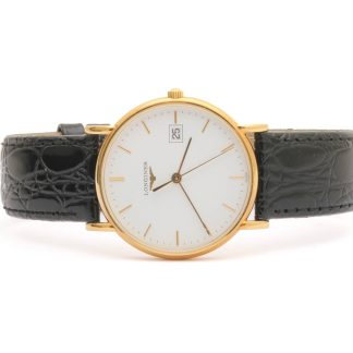 HERRUR LONGINES ø 33MM, DATUM, QUARTZ MED LÄDERBAND OCH CERT FRÅN NYMANS UR 2011, I ORIGINAL INNER OCH YTTERETUI - 18K GULD I BOETTEN - OBS! BATTERI SLUT, GRAVYR PÅ BAKSIDAN
