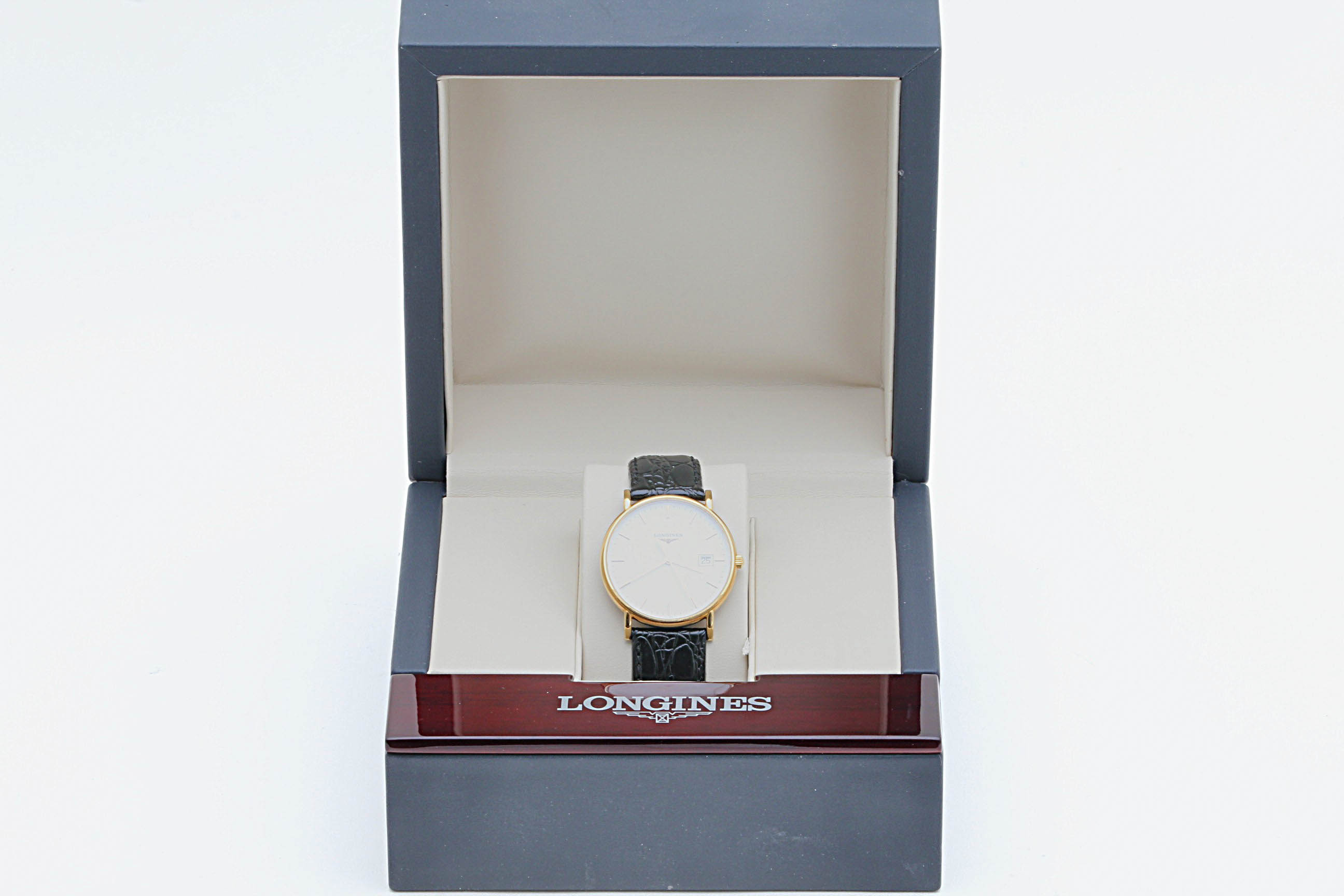 HERRUR LONGINES ø 33MM, DATUM, QUARTZ MED LÄDERBAND OCH CERT FRÅN NYMANS UR 2011, I ORIGINAL INNER OCH YTTERETUI – 18K GULD I BOETTEN – OBS! BATTERI SLUT, GRAVYR PÅ BAKSIDAN - Bild 2