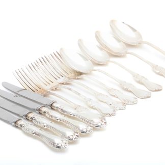 MATSILVER I MODELL OLGA: 4 MATSKEDAR 18CM, 4 MATGAFFLAR 18CM, 4 MATKNIVAR 21CM - KNIVARNA ÄR I DELVIS STÅL, SILVER OCH MASSA- VIKT INKL STÅL OCH MASSA: