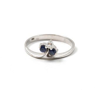 RING VITGULD MED DIAMANT OCH SAFIRER. 17,5MM.
