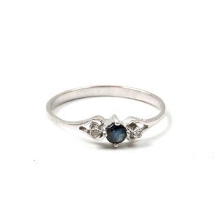 RING VITGULD MED DIAMANTER OCH SAFIR. 17,25MM. SVENSKA STÄMPLAR