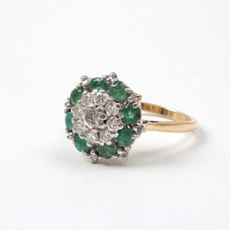 RING MED DIAMANTER OCH SMARAGDER. 17MM
