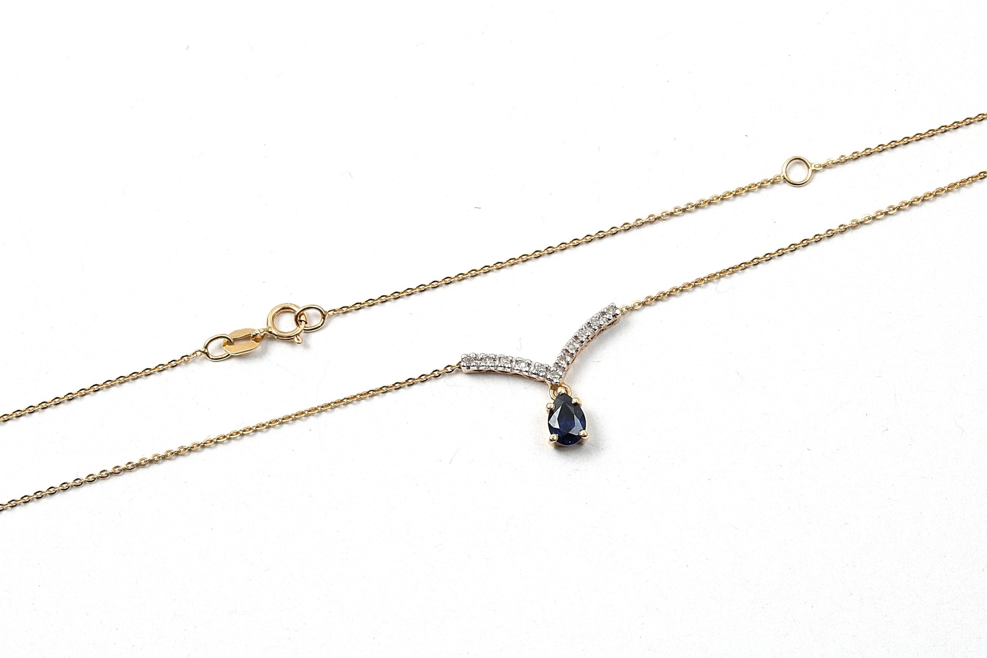 HALSSMYCKE MED DIAMANTER OCH SAFIR, , KAN LÅSAS VID 42 OCH 47,5 CM, TILLVERKAD GULDFYND - Bild 2