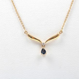 HALSSMYCKE MED DIAMANT OCH SAFIR, KAN LÅSAS VID 42 OCH 45 CM, TILLV. GULDFYND